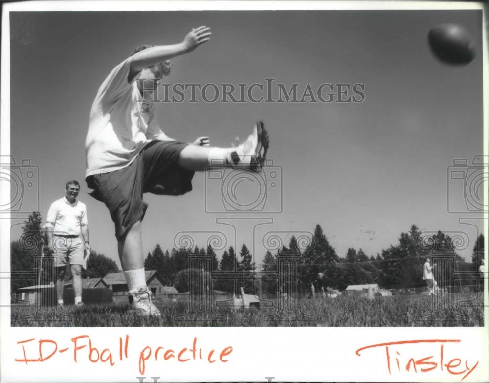 1994 Press Photo Dusty Harris-Football Player Practices Kicking in Idaho - Historic Images