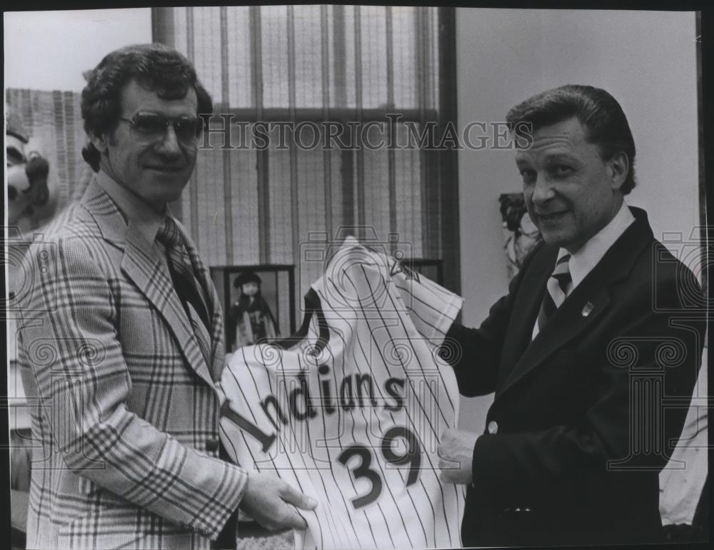 1979 Press Photo Larry Koentopp and Other Hold an Indians Baseball Jersey - Historic Images