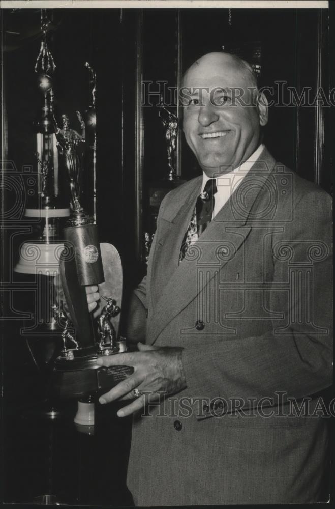 1950 Press Photo Cougars baseball coach Buck Bailey holds 2nd place NCAA trophy - Historic Images