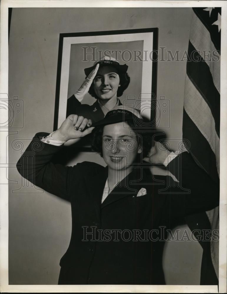 1943 Press Photo New York Phyllis Jean Perry adjusts her hat NYC - neny07631 - Historic Images