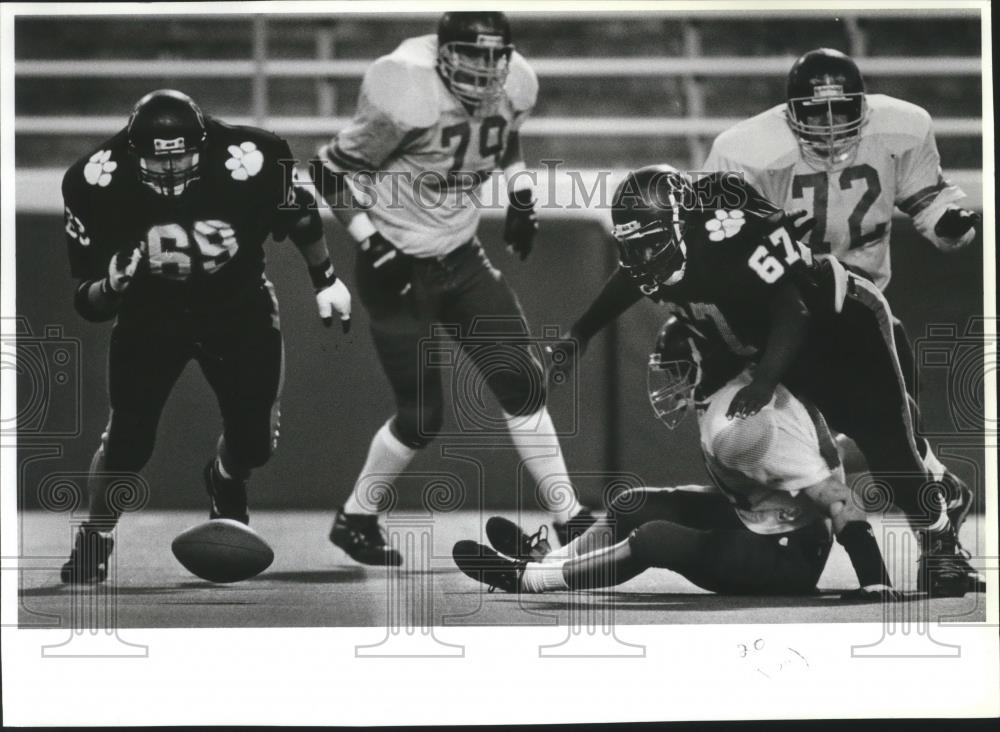 1992 Press Photo Tory Smiley-Rogers&#39; Football Player Watches Fumble Roll Away - Historic Images