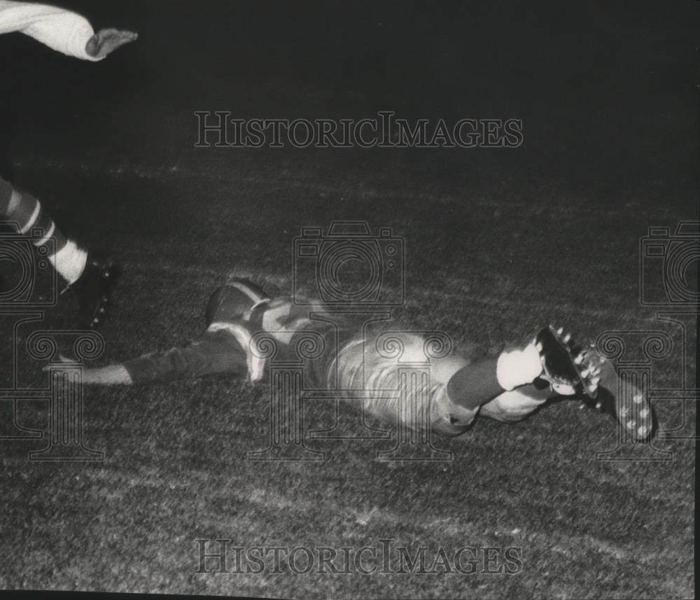 1964 Press Photo Tim Hess-High School Football Player Scoring a Touch Down - Historic Images