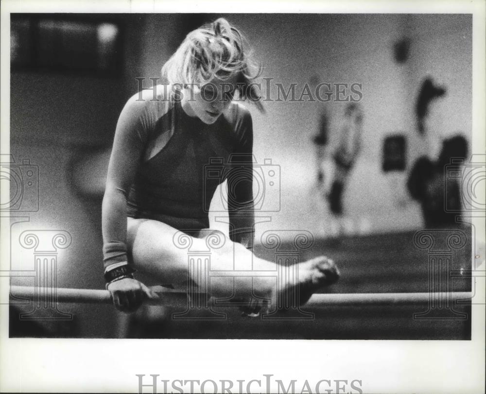 1992 Press Photo CV gymnast Adriane Leithauser takes flight over uneven bars - Historic Images