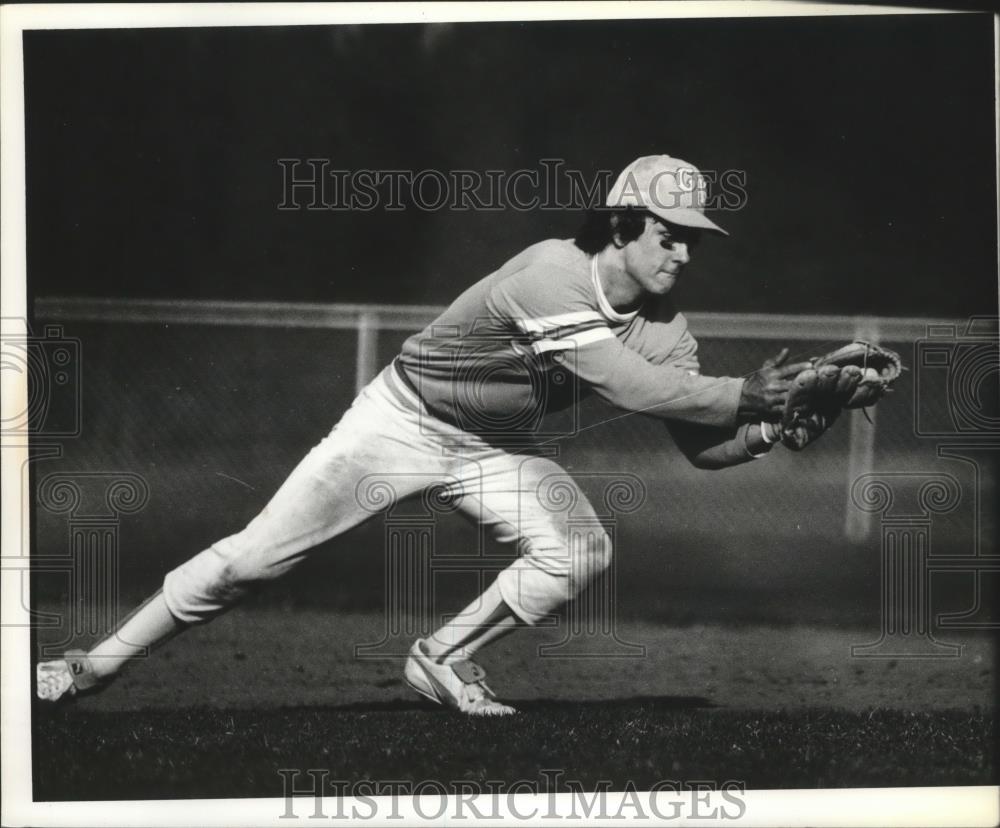 1979 Press Photo Steve Harris-Baseball Player Lunges to Make a Catch - sps03215 - Historic Images