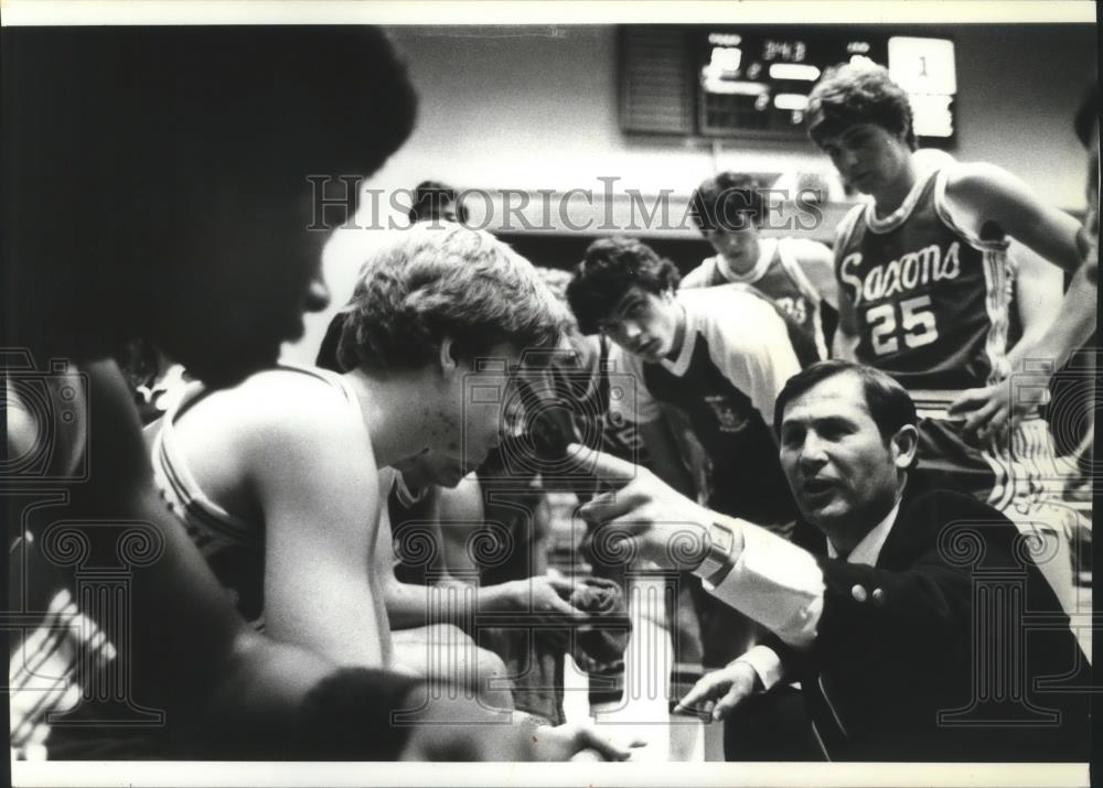 1981 Press Photo Jim Elvington-Saxons&#39; Basketball Coach at the Sidelines - Historic Images