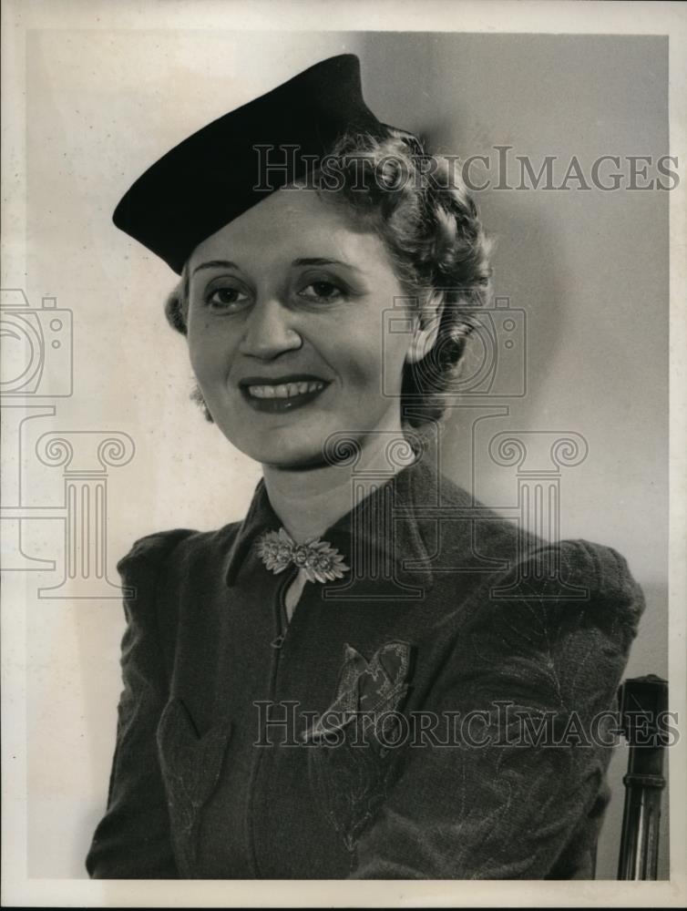 1939 Press Photo New York Polly Lux explains successful formula NYC - neny07342 - Historic Images