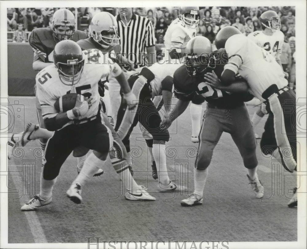 1977 Press Photo Ferris football&#39;s Steve Nikrich in high school football action - Historic Images