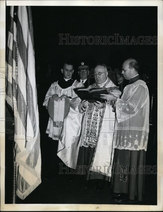 1942 Press Photo New York Cardinal Spellman Archbishop reads blessing NYC - Historic Images