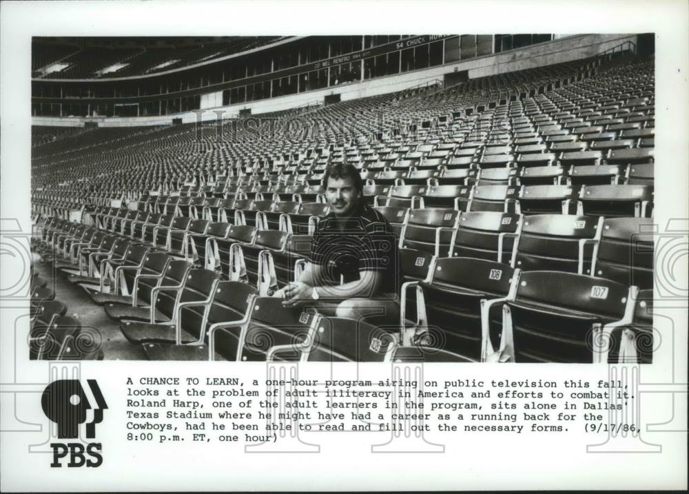 1986 Press Photo Roland Harp Sits in Empty Stands at Texas Stadium in Dallas - Historic Images