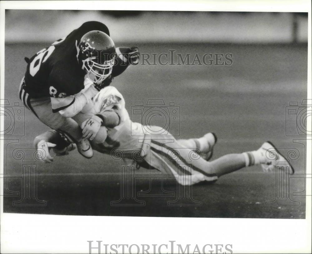 1988 Press Photo Kory O'Brien-Football Receiver Hangs Onto Ball While Tackeled - Historic Images