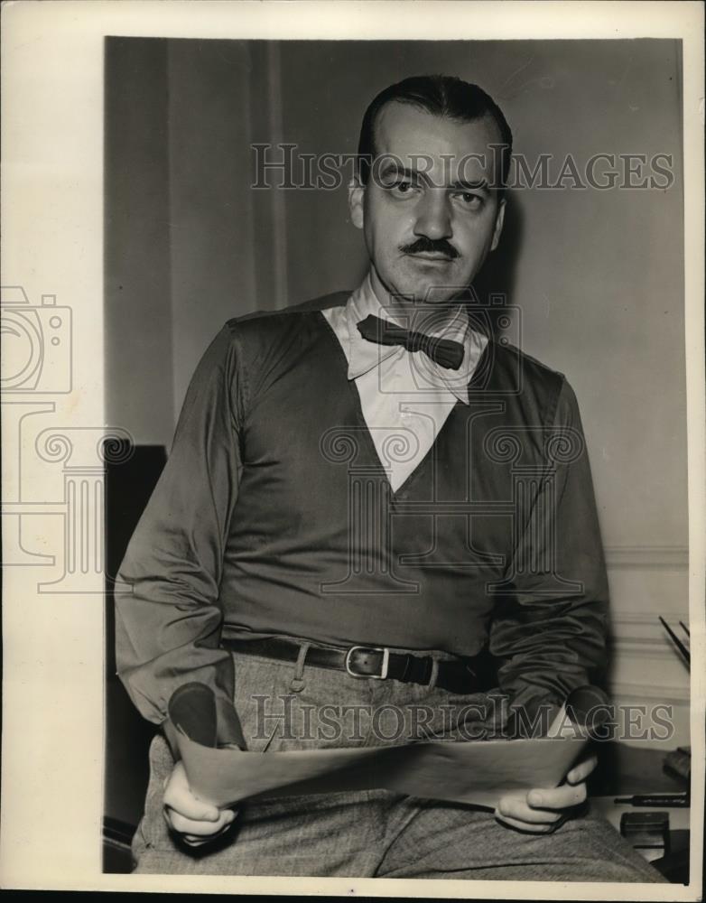 1942 Press Photo New York Businessman Alfred McKelvy wears shirt he designed NYC - Historic Images