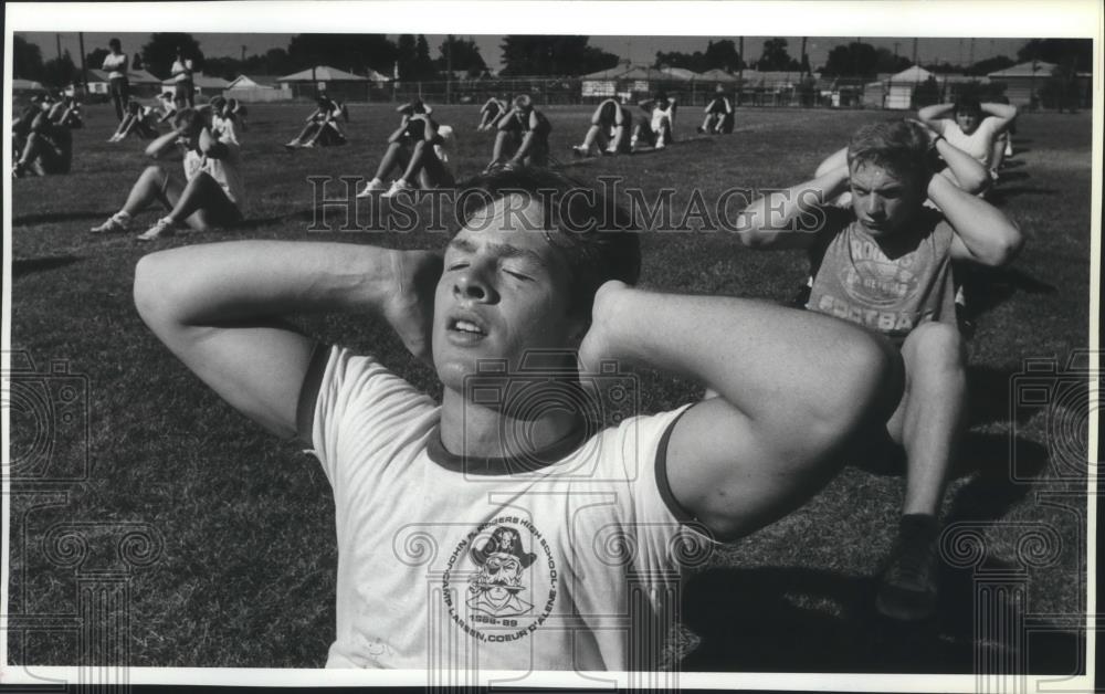 1988 Press Photo Rogers High football player, Tim Hanson, teammates at practice - Historic Images