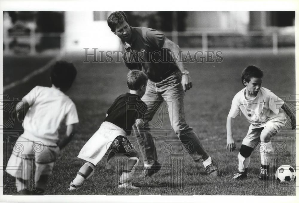 1990 Press Photo Soccer coach John Hansen trains young players during practice - Historic Images