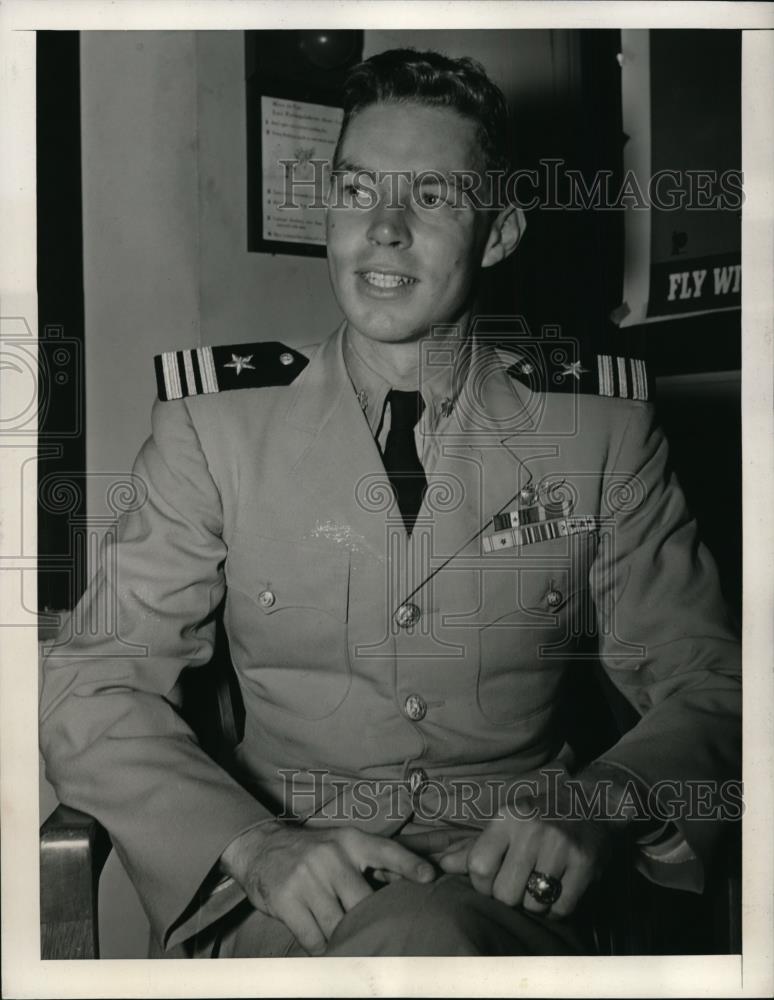 1943 Press Photo New York Comdr.Stockton Strong holder of Air Medal NYC - Historic Images