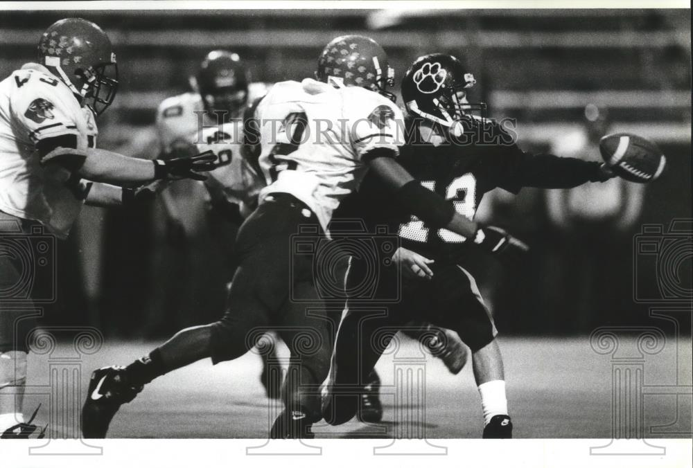 1992 Press Photo Dan Reidt-LC Quarterback Unleashed a Pass Before Takedown - Historic Images