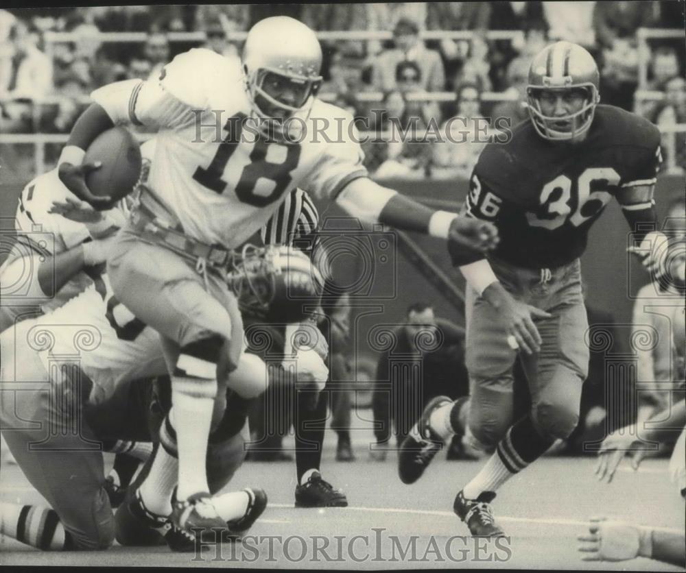 1977 Press Photo Bob Minnix-Football Running Back Presses Through Defense - Historic Images