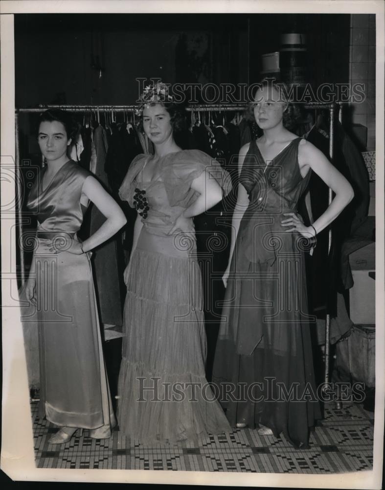 1938 Press Photo Charlotte Garswell, Joan Robinson, Janet Fradley model NYC - Historic Images