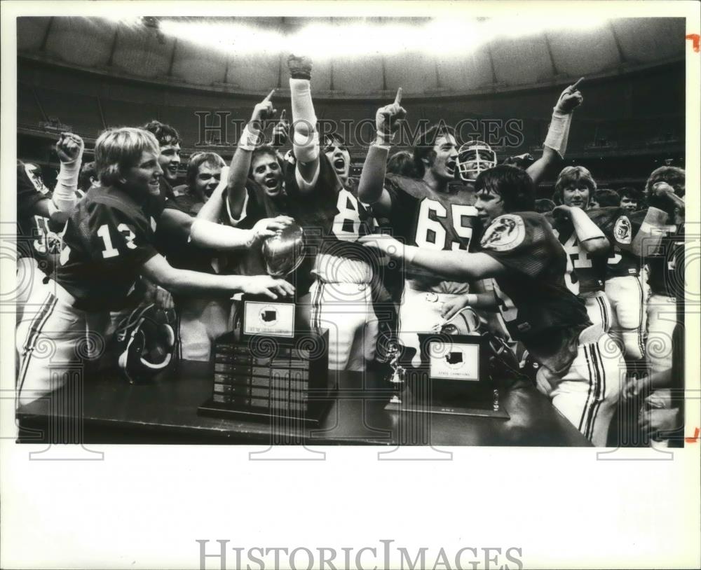 1981 Press Photo East Valley High School Football Team Celebrating With Trophy - Historic Images