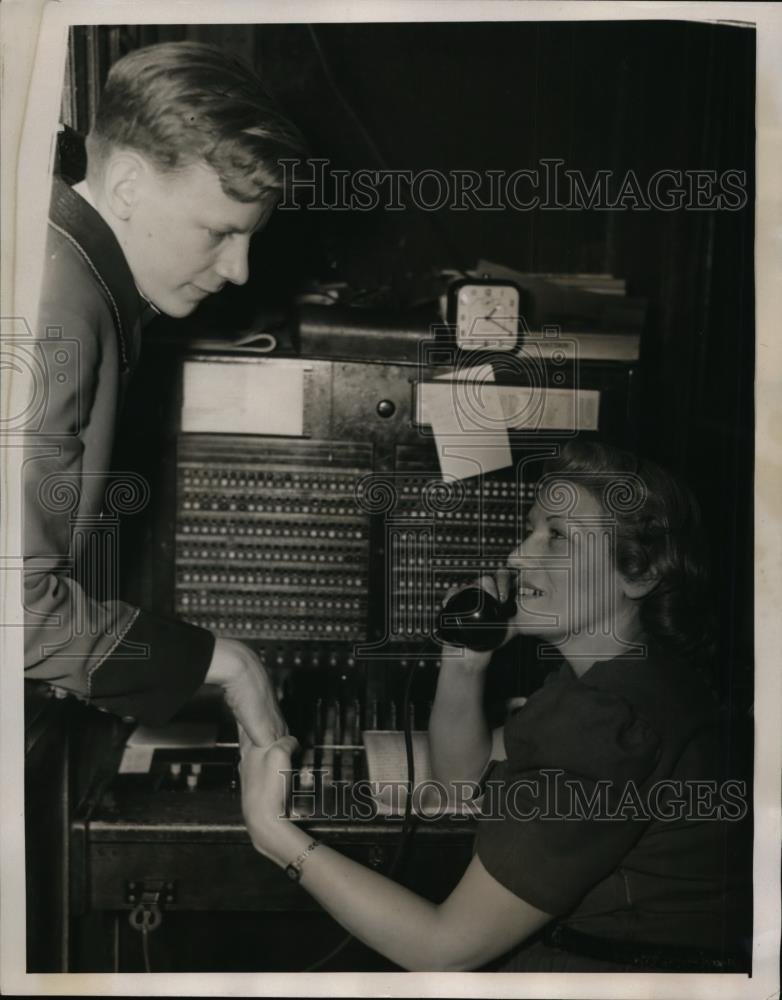 1939 Press Photo New York Hotel employee Marcia Smith and her son William NYC - Historic Images