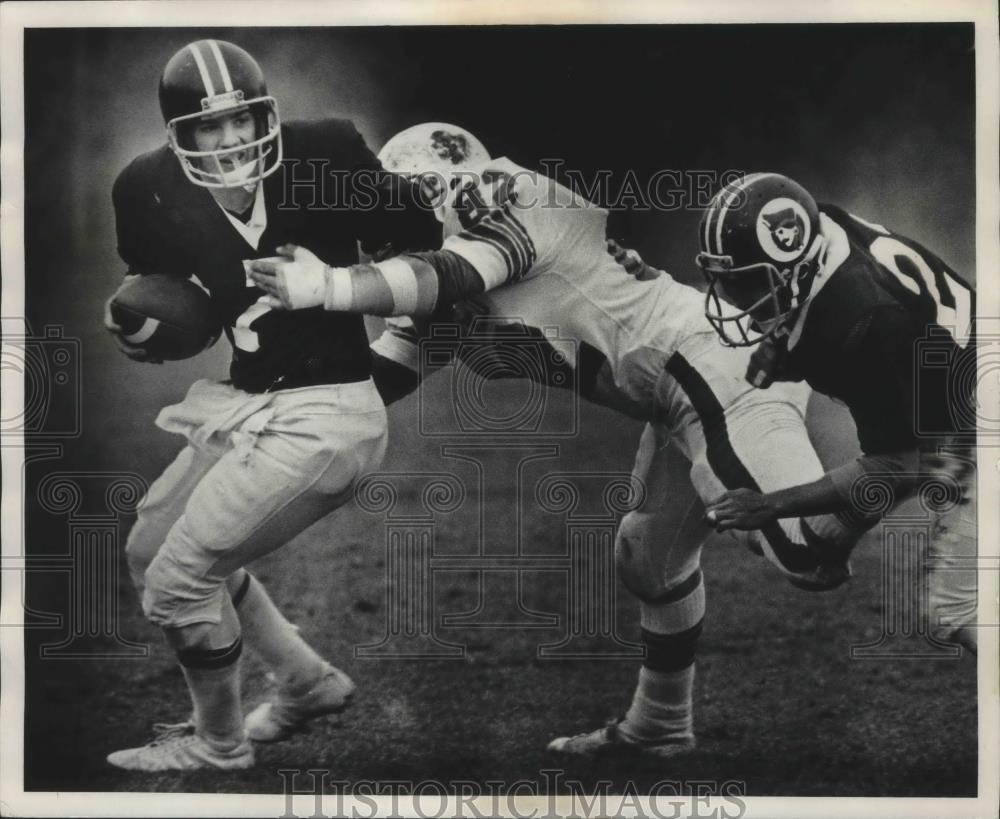 1982 Press Photo Dan Harden and Greg Engebretson in high school football action - Historic Images