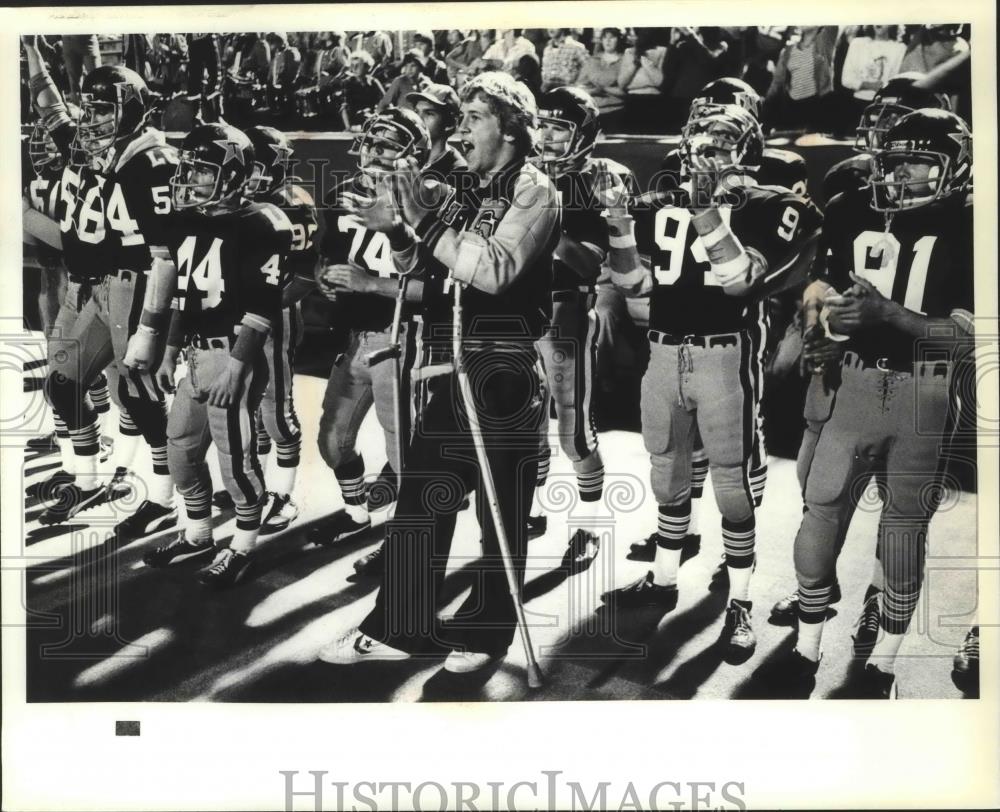 1990 Press Photo Rick Ellingsen-Football Coach With Players on the Sidelines - Historic Images