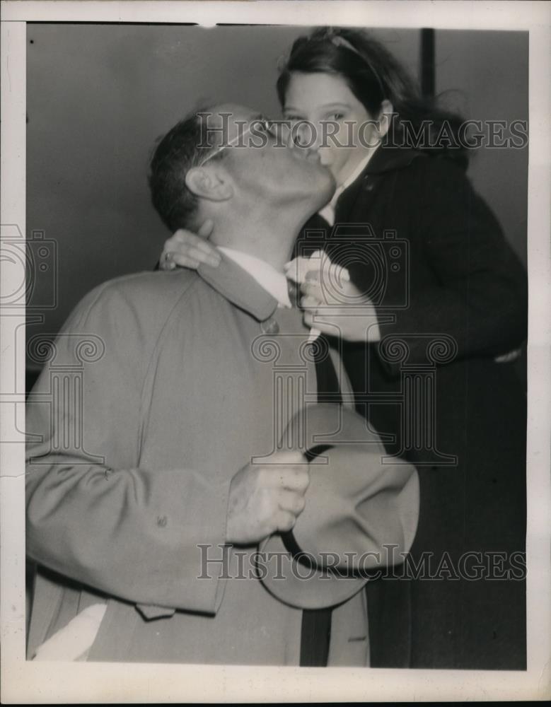 1939 Press Photo Joan Heck kisses her father Julian Heck aboard SS Oriszaba - Historic Images