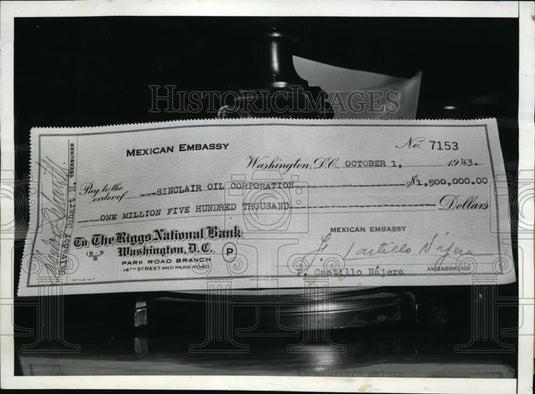 1943 Press Photo New York Check Given to H.F. Sinclair NYC - neny08345 - Historic Images