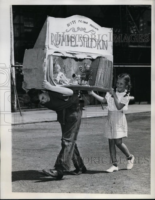 1945 Press Photo New York Red Cross Puppet Stage Relocated to New Town House NYC - Historic Images