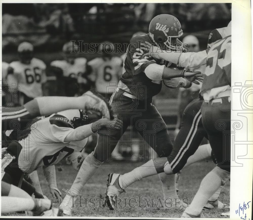 1985 Press Photo Coeur d&#39;Alene football player, Wayne Hall, in football action - Historic Images