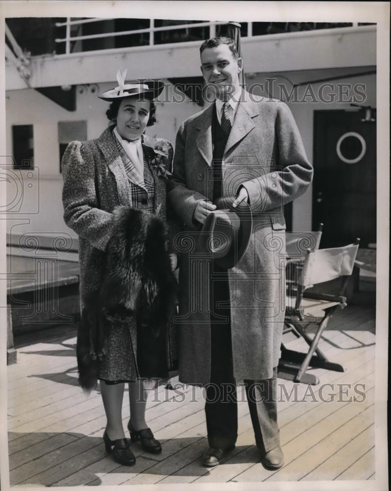 1939 Press Photo New York Mr. &amp; Mrs. William Chisholm on Liner Santa Paula NYC - Historic Images