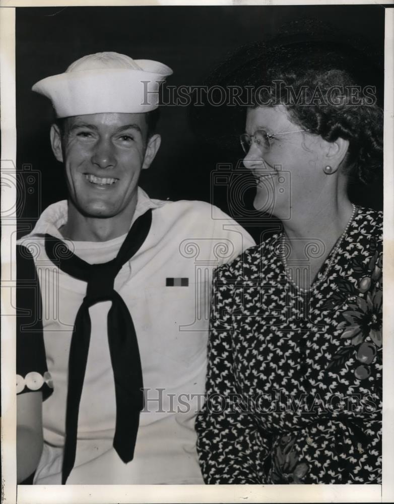 1943 Press Photo New York Ernest Bailey Tilinghast received the Navy Medal NYC - Historic Images