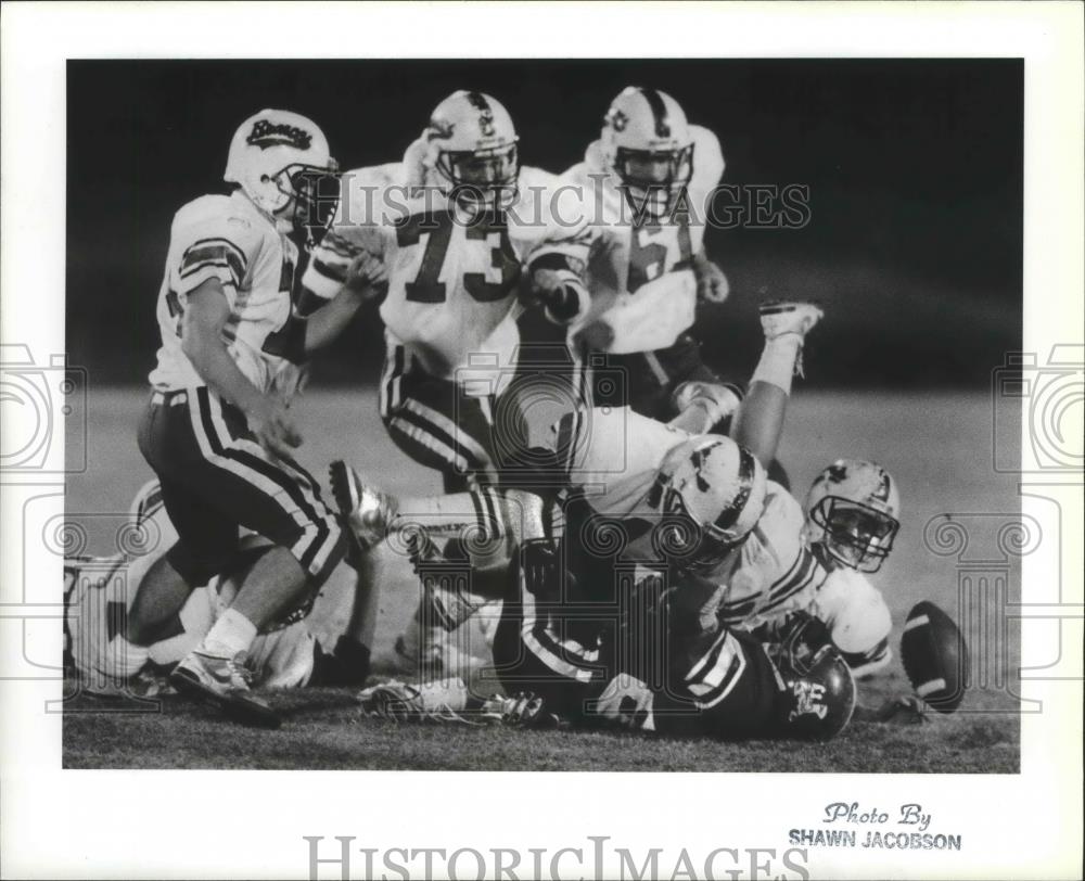 1987 Press Photo Liberty high school&#39;s Dave Newlun falls during football action - Historic Images