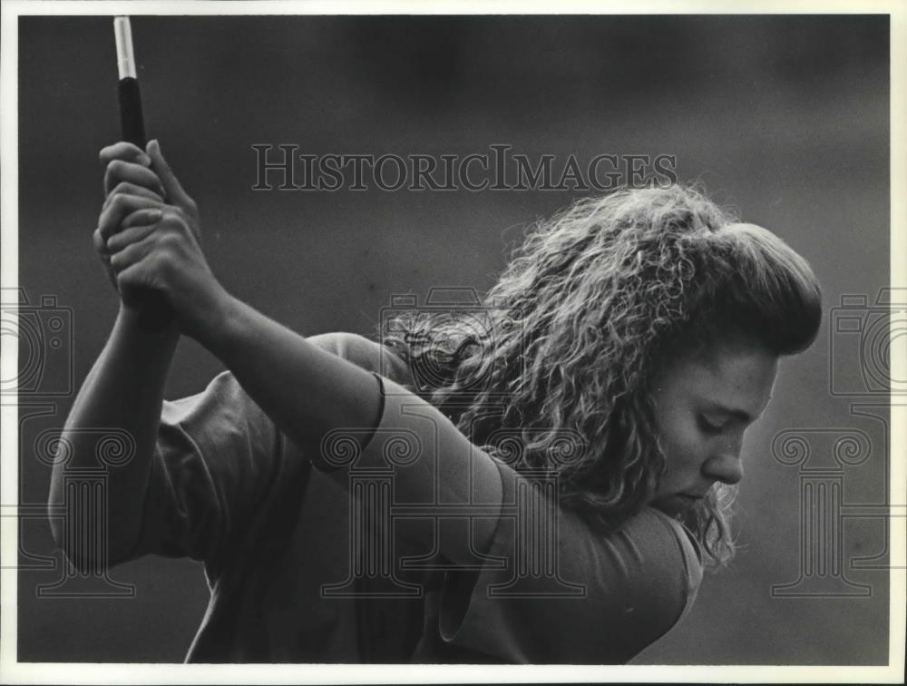 1994 Press Photo Golfer Brenda Hall practices at Liberty Lake - sps03322 - Historic Images