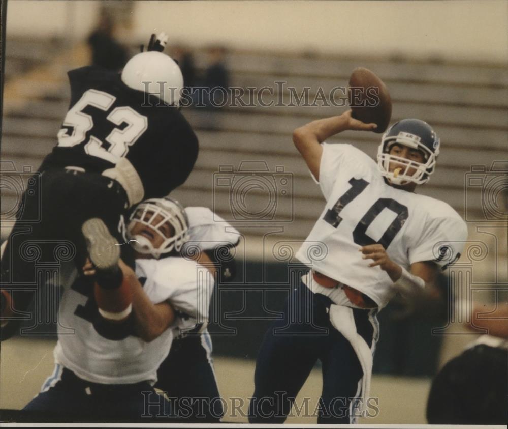 1993 Press Photo Gonzaga Prep quarterback Sunny Ybarra in football action - Historic Images