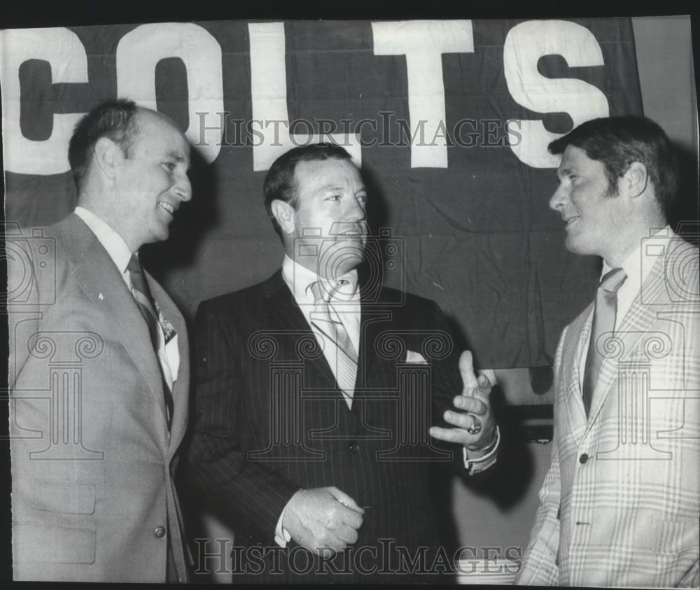 1970 Press Photo Don Klosterman-Colts' Football General Manager in Center - Historic Images