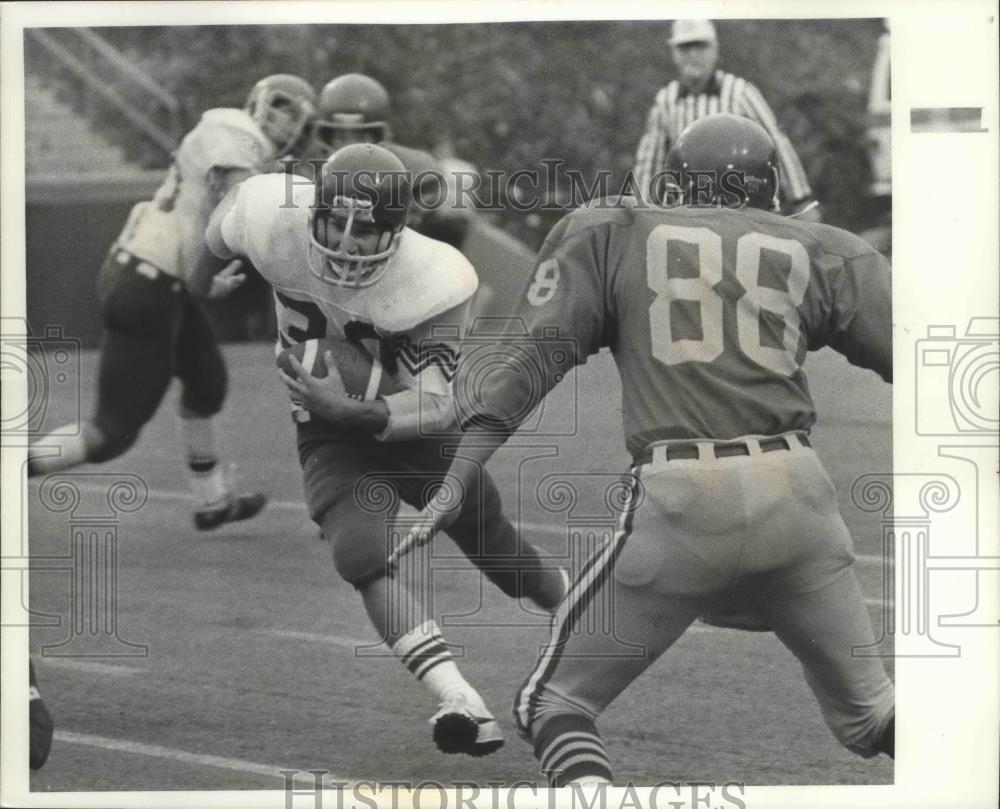 1977 Press Photo N.C. Football player, Keith Hylton, in action - sps02897 - Historic Images