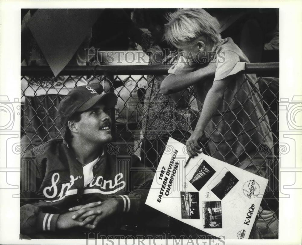 1987 Press Photo Spokane Indians baseball player, Rich Holsman, speaks to a fan - Historic Images