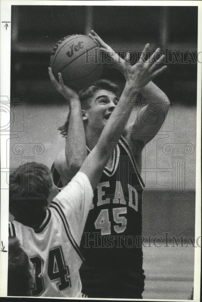 1990 Press Photo Mead basketball player, Mark Fickel shoots over Lance Rickman - Historic Images