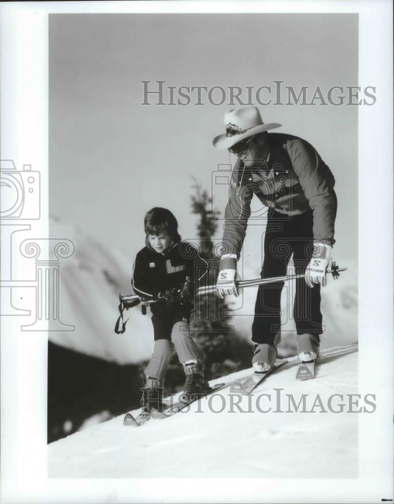 1985 Press Photo Olympic medalist, Billy Kidd teaches child safe and fun skiing - Historic Images