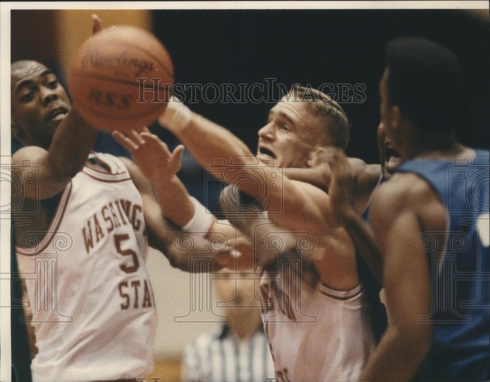 2001 Press Photo Mark Hendrickson, basketball center for Washington State - Historic Images