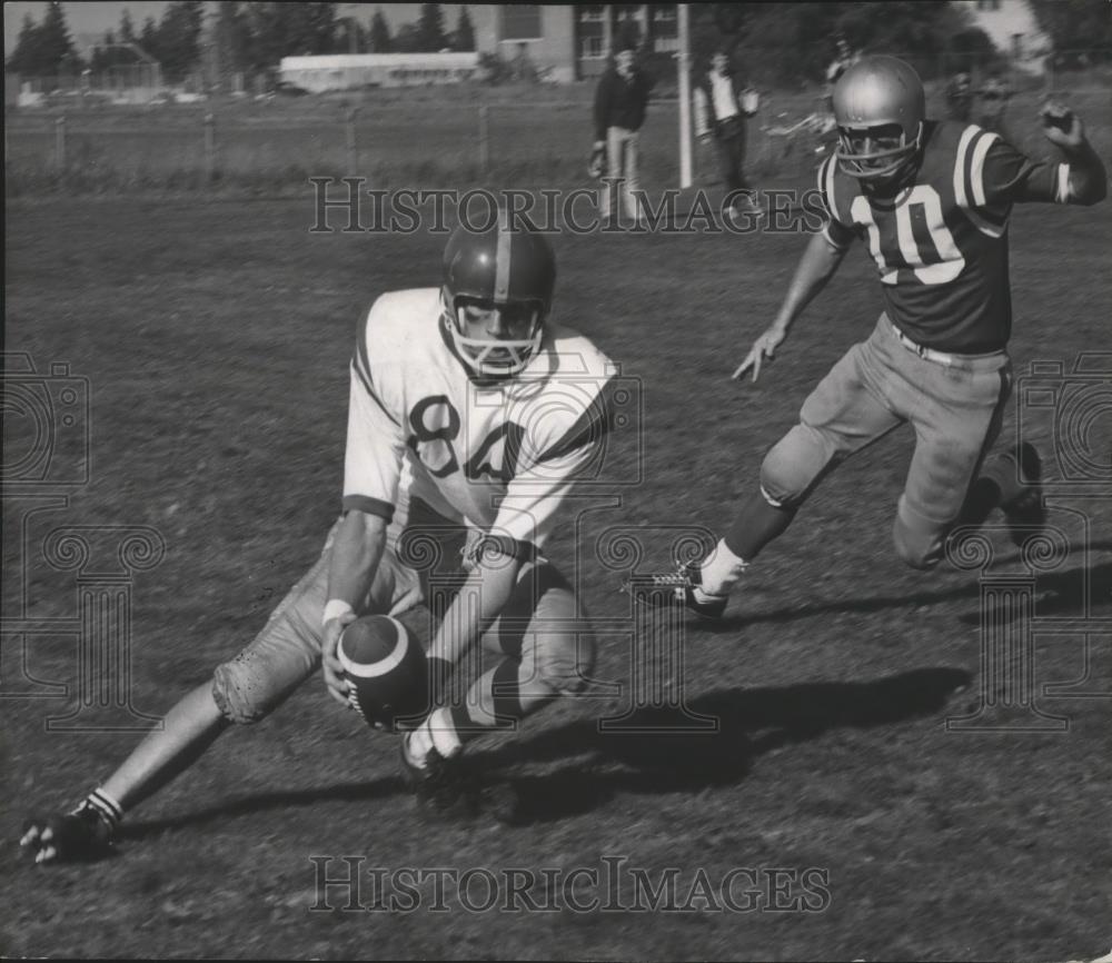 1965 Press Photo Gary Henderson-Shadle Football Player Scores Touch Down - Historic Images