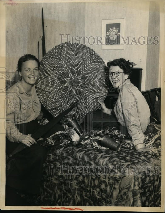 1934 Press Photo New York Leila Roosevelt & Edna Olmstead with souvenirs NYC - Historic Images