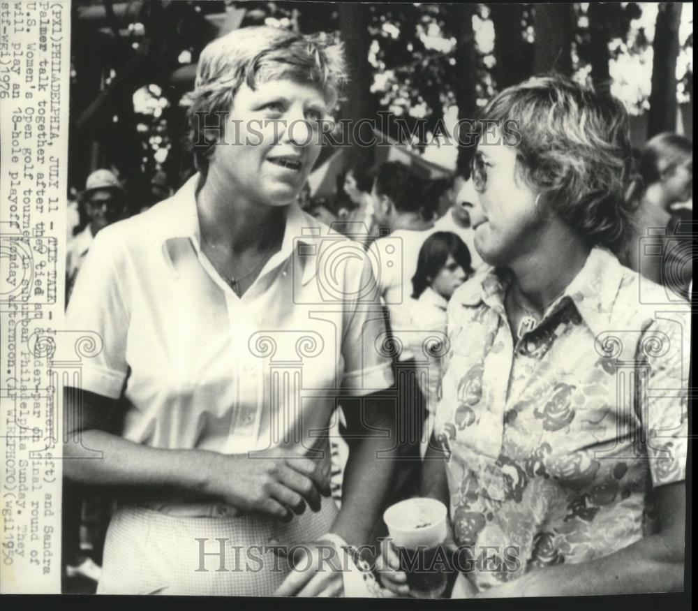 1976 Press Photo JoAnne Carner and Sandra Palmer-Leading Golfers Stop to Chat - Historic Images