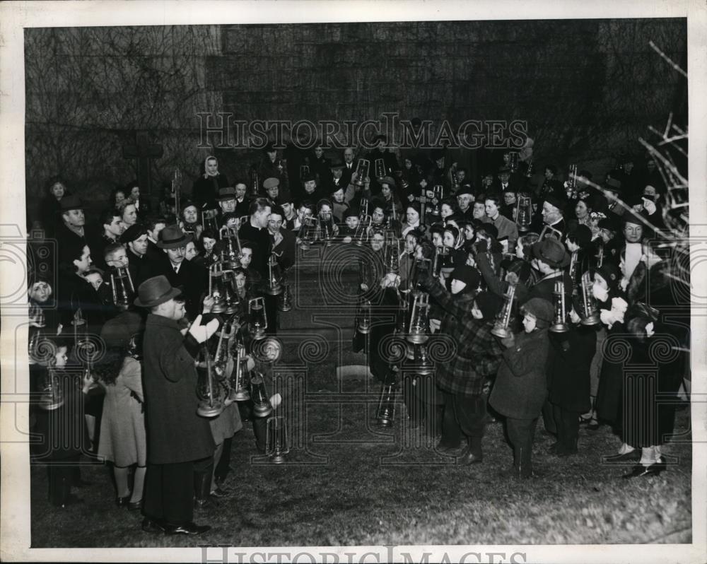 1943 Press Photo New York Children Pray for Christmas Author NYC - neny08382 - Historic Images