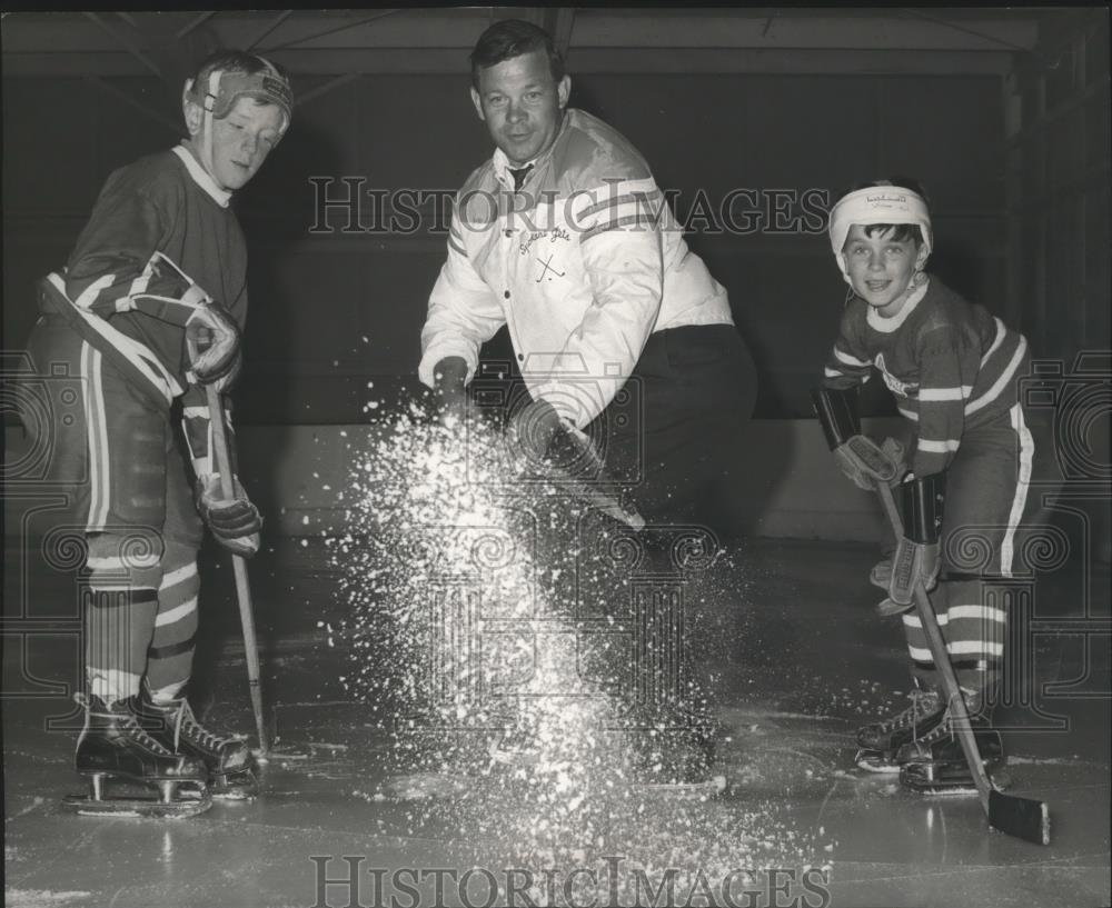 1966 Press Photo Hockey instructor Colin Kilburn with his students - sps03176 - Historic Images