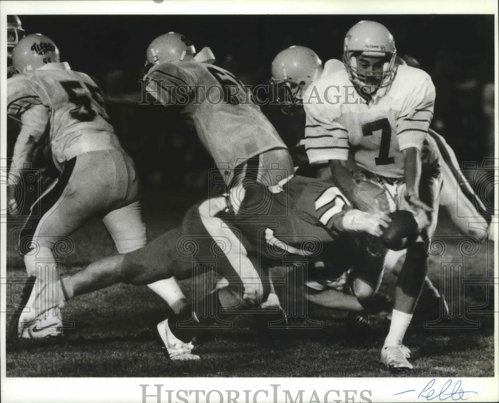 1988 Press Photo Steve Roberg Breaks Through Line to Knock Ball From Quarterback - Historic Images