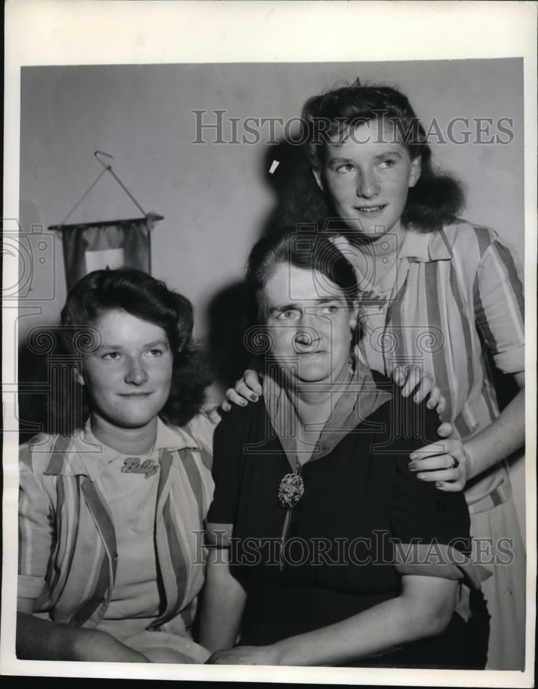 1942 Press Photo New York Ms Jennie Treanor mom of 4 military sons & 2 girls NYC - Historic Images