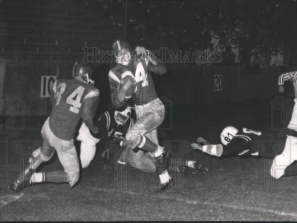 1964 Press Photo Jim Kalamon-Football Player Hustles to End Zone for Touch Down - Historic Images