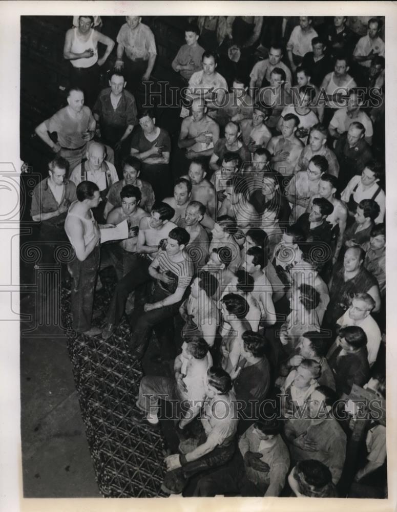 1943 Press Photo New York Irving Subway Grating Co. Louise Sarha pledge NYC - Historic Images