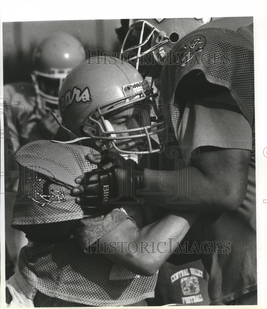 1992 Press Photo Central Valley Bear football player, Travis Cheney, at practice - Historic Images